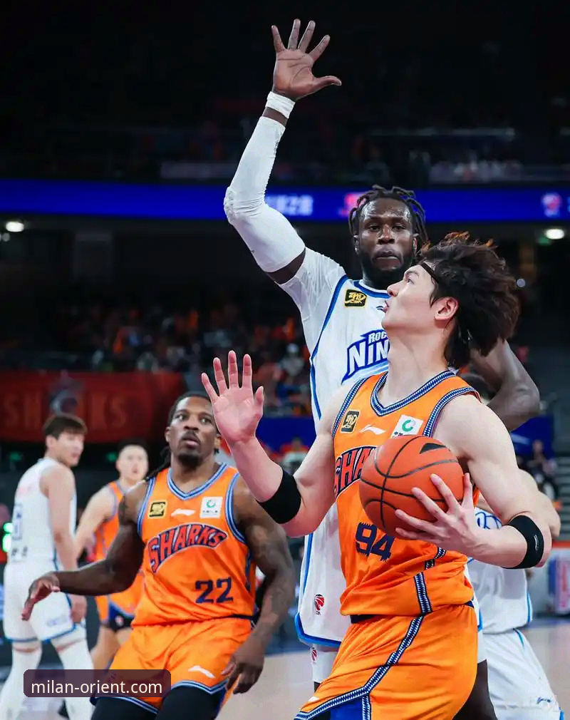 AC米兰球衣购买中国官方下载 上海男篮十二连胜背后:从AC米兰官网视角看团队篮球的胜利哲学